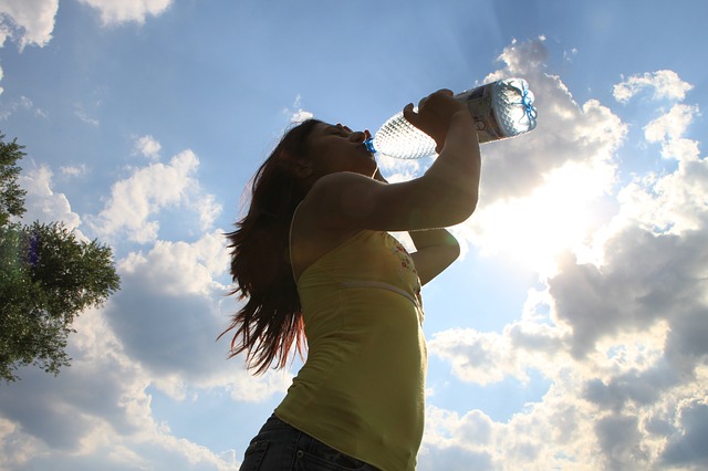 Durante el verano y el tiempo seco, siempre bebe agua. No esperes a tener sed. Especialmente si trabajas en el patio o decides recrearte fuera de la casa. Foto: Pixabay.com