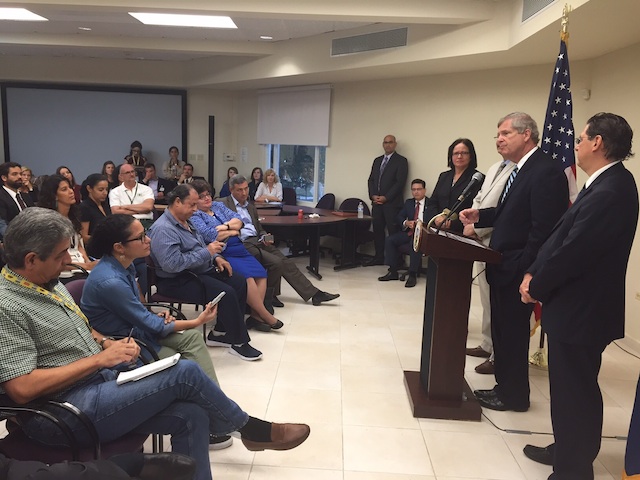 En su primera visita oficial a Puerto Rico, el Secretario Vilsack destacó la participacieon de la agricultoras y agroempresarias puertorriqueñas. Foto cortesía: Edwin Almodóvar