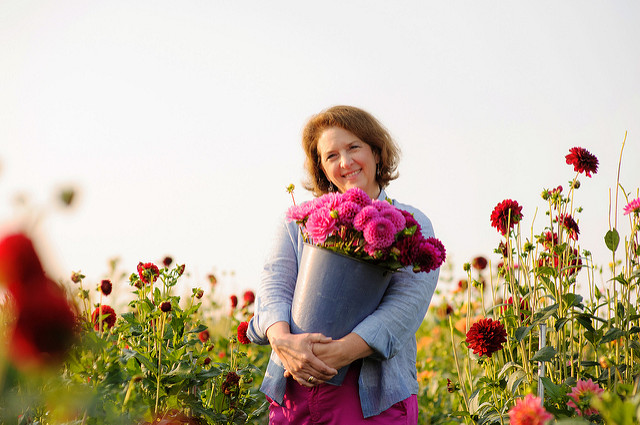 Mujer sostiene recipiente con flores