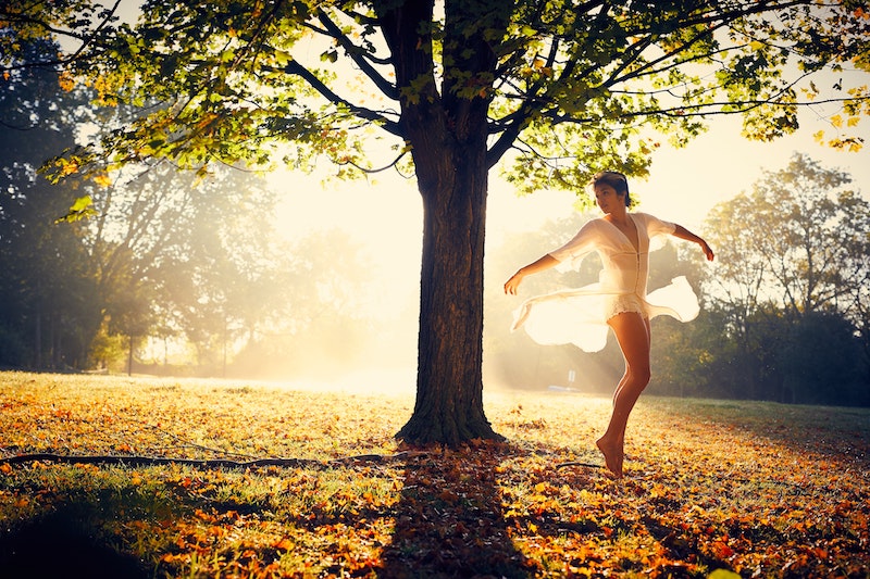 Mujer baila bajo un árbol