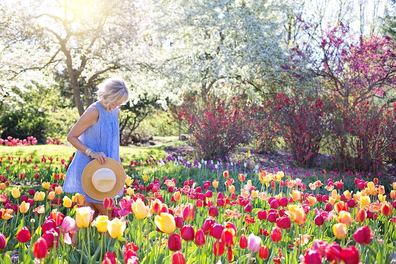Mujer en jardín de tulipanes