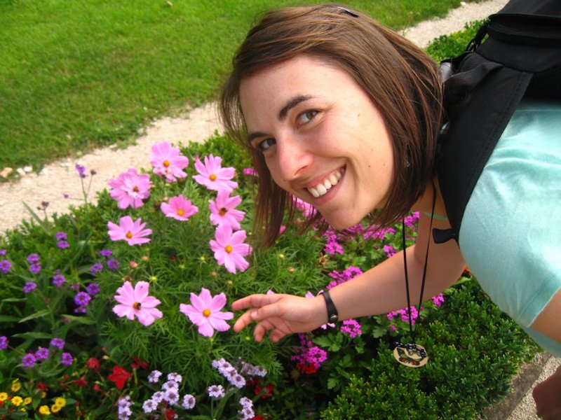 mujer sonriendo y cosechando flores
